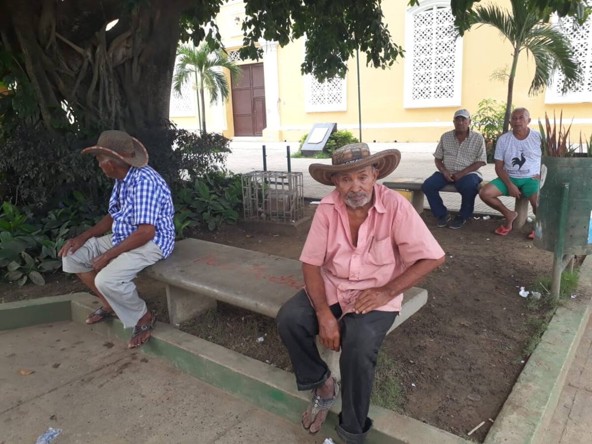 Como no tienen espacio para departir, los adultos se reúnen en la plaza. Lila Leyva Villarreal