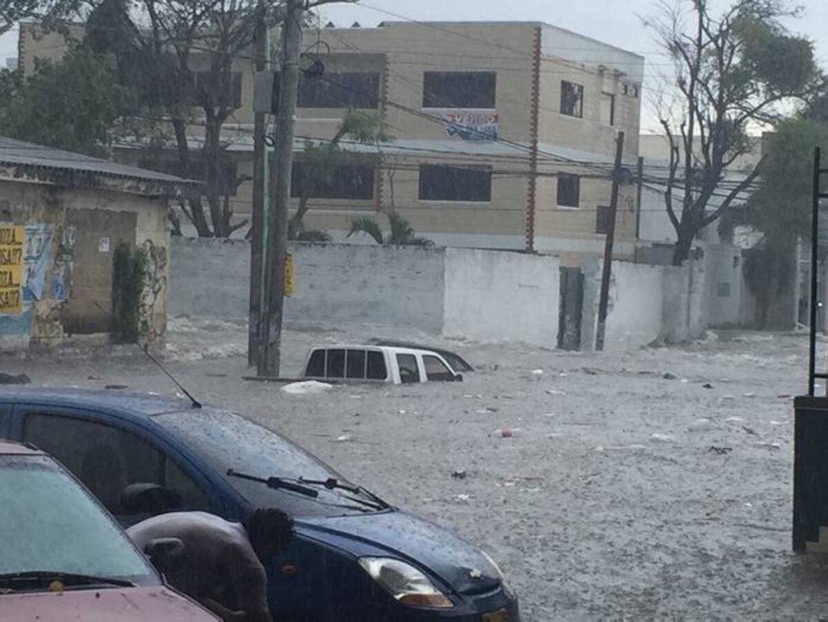En la calle 48 con carrera 44, una camioneta quedó bajo el agua del arroyo que corre por ese sector cuando llueve. Foto: Cortesía