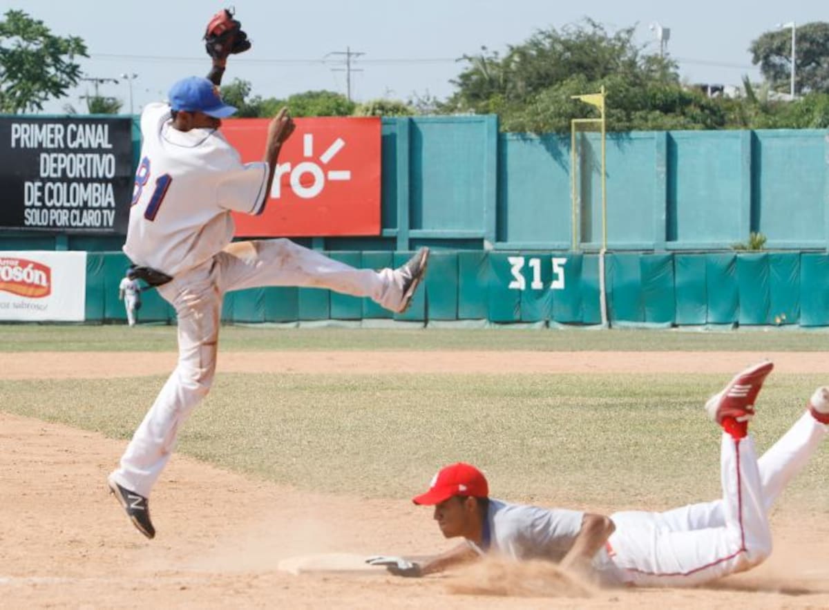 Oscar Ramirez, tercera base de Mets, no logra poner en out a Julio Vazquez, de Cardenales, durante el juego de ayer en el estadio 11 de Noviembre. Julio Castaño-El Universal