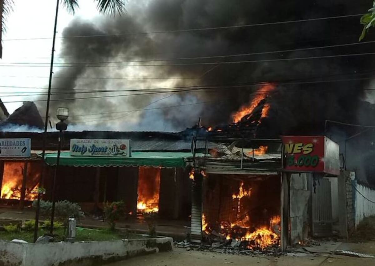 Un cortocircuito habría provocado la conflagración que consumió 4 locales en Arjona. Las pérdidas son millonarias.
