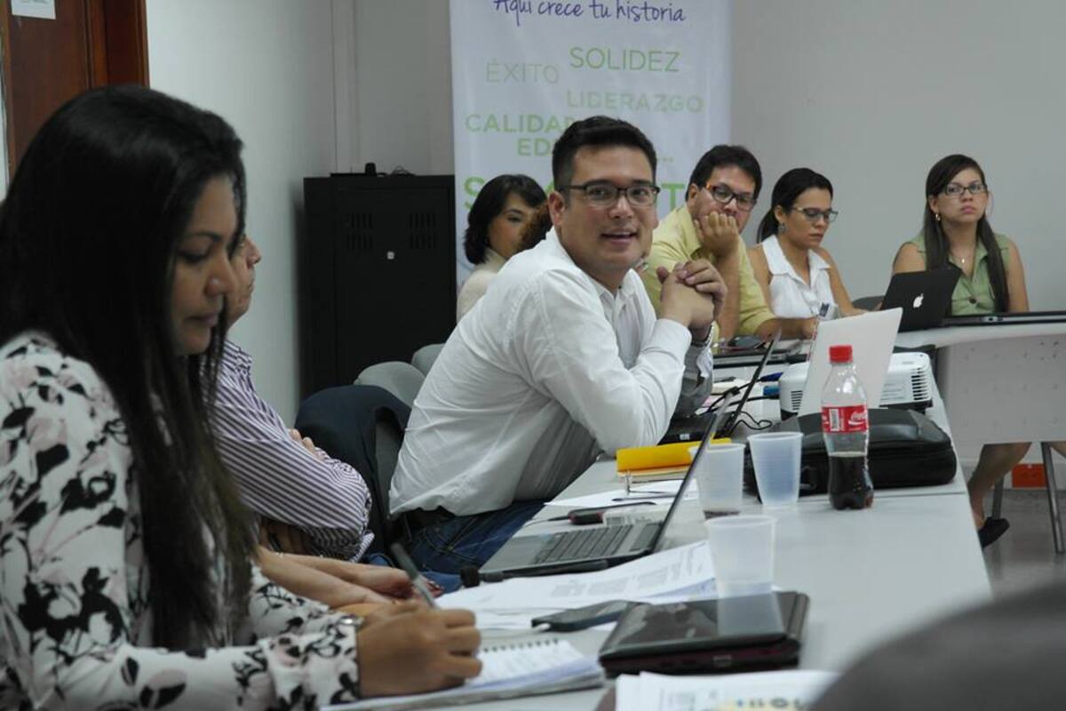 El director nacional de Innovación Educativa, Carlos Lugo, se reunió en Cartagena con el equipo directivo del CIER Norte. Cortesía.