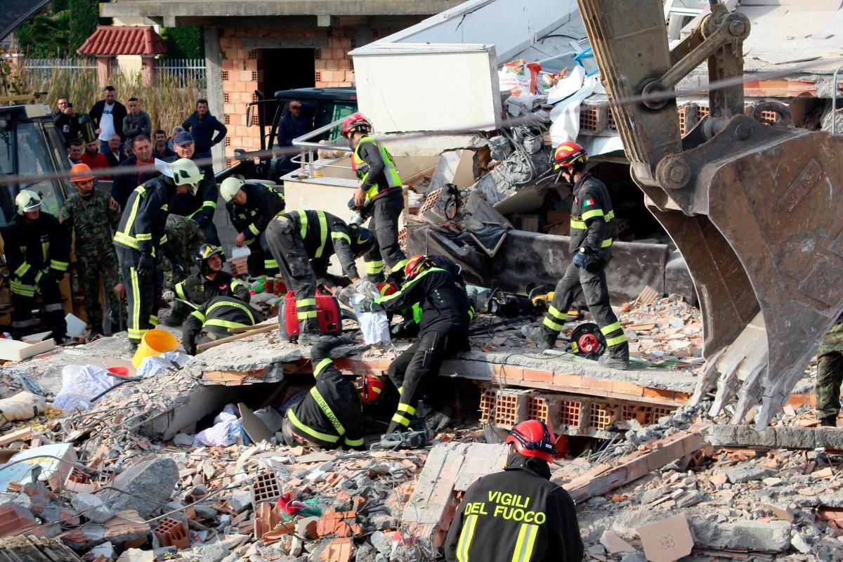 Desesperada búsqueda de sobrevivientes tras sismo en Albania