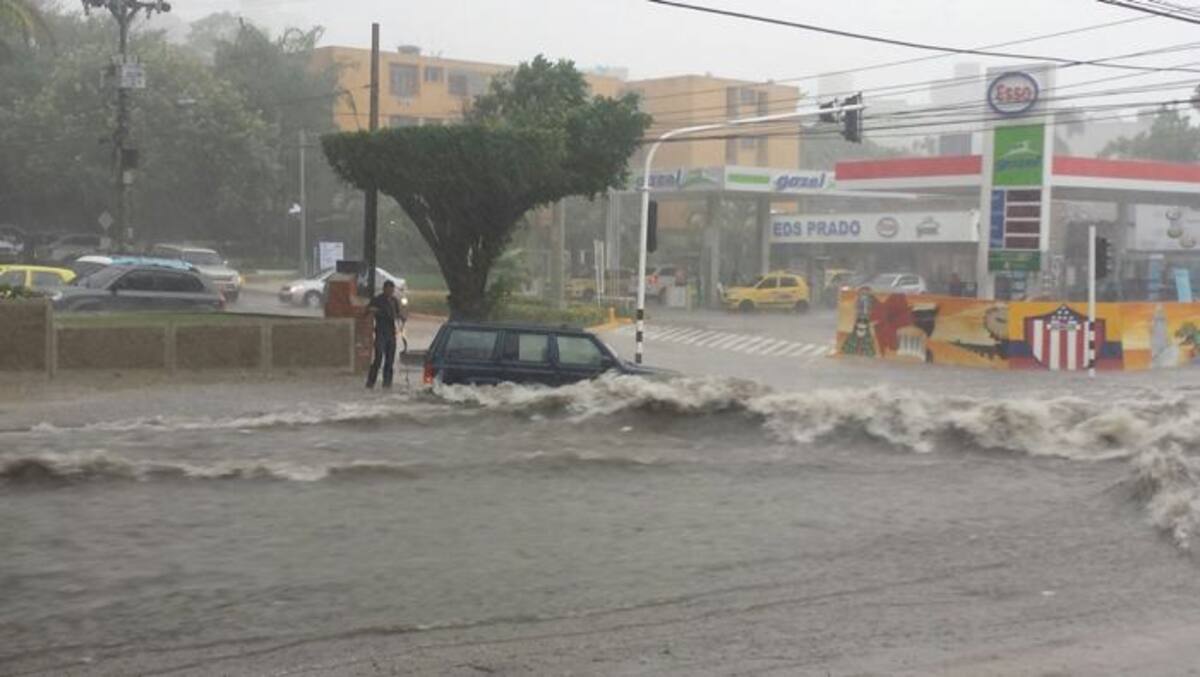 La camioneta jeep cherokee, de placas QIP de Barranquilla sufrió daños en uno de los laterales y en el motor. Foto: Cortesía