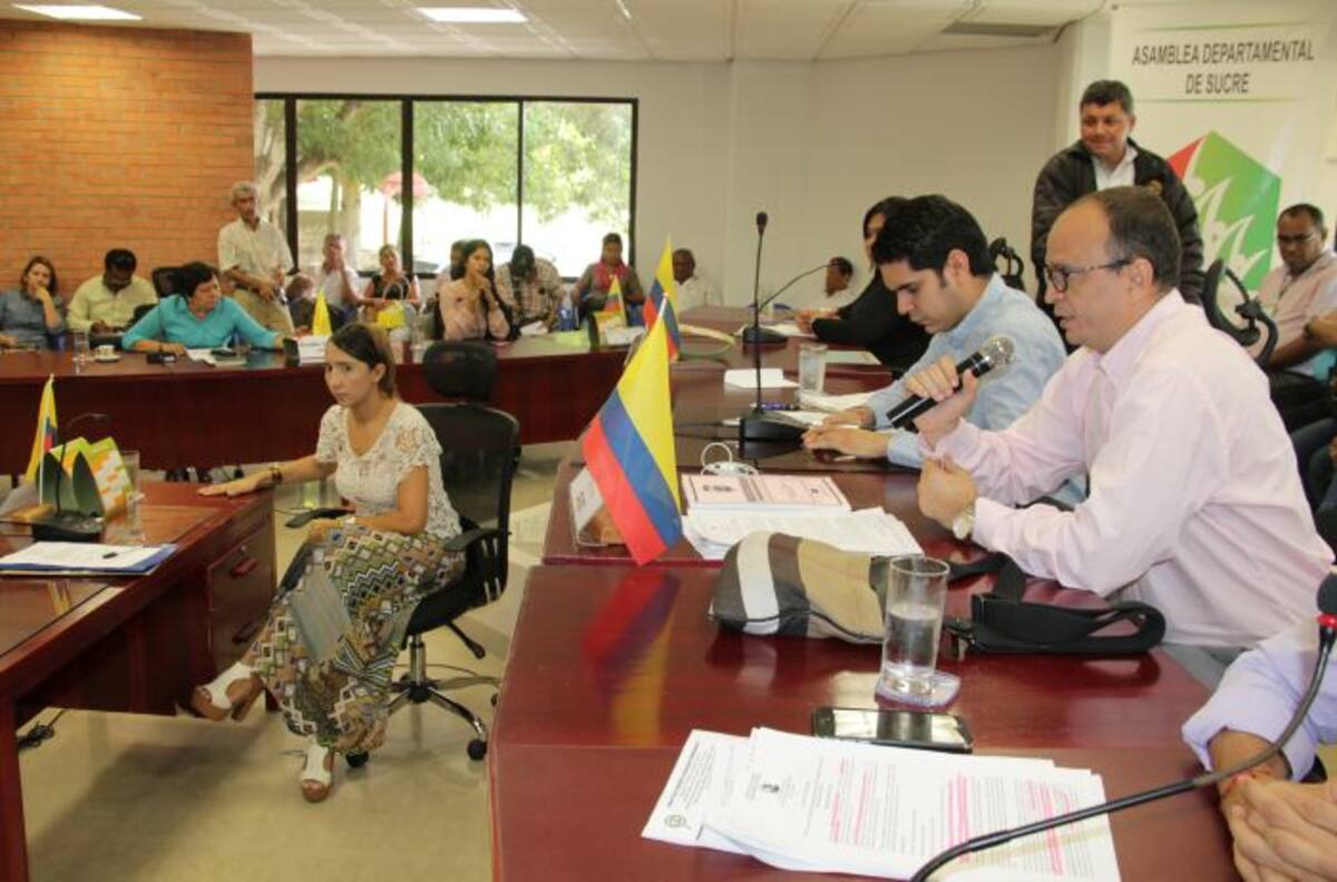 Sesión de la Asamblea de Sucre con la presencia del contralor departamental, Miguel Arrázola y su equipo de trabajo. MANUEL SANTIAGO PÉREZ/EL UNIVERSAL.