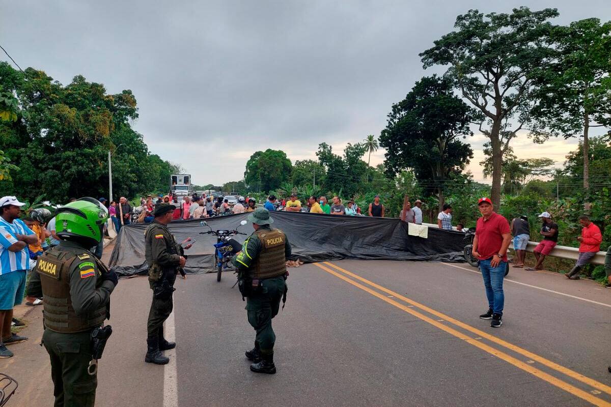 En Marialabaja bloquearon la Troncal de Occidente exigiendo arreglo de vías