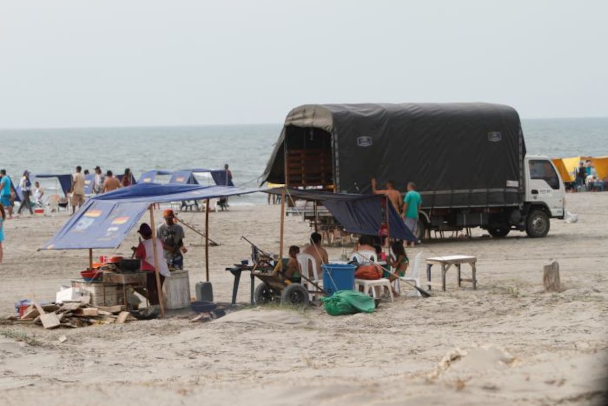 Comidas estacionarias y camiones parqueados, hacen de la playa un desorden Aroldo Mestre