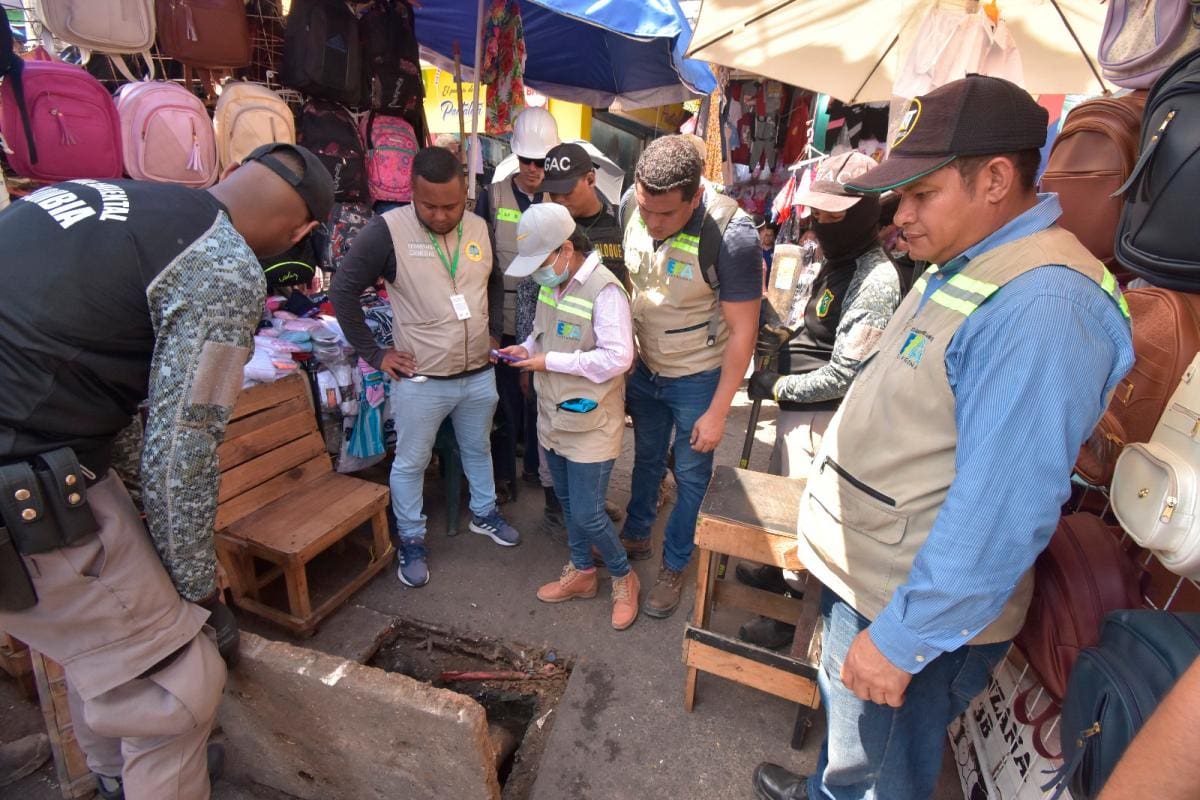 Cierran 4 locales de Bazurto por verter aguas contaminadas a ciénaga