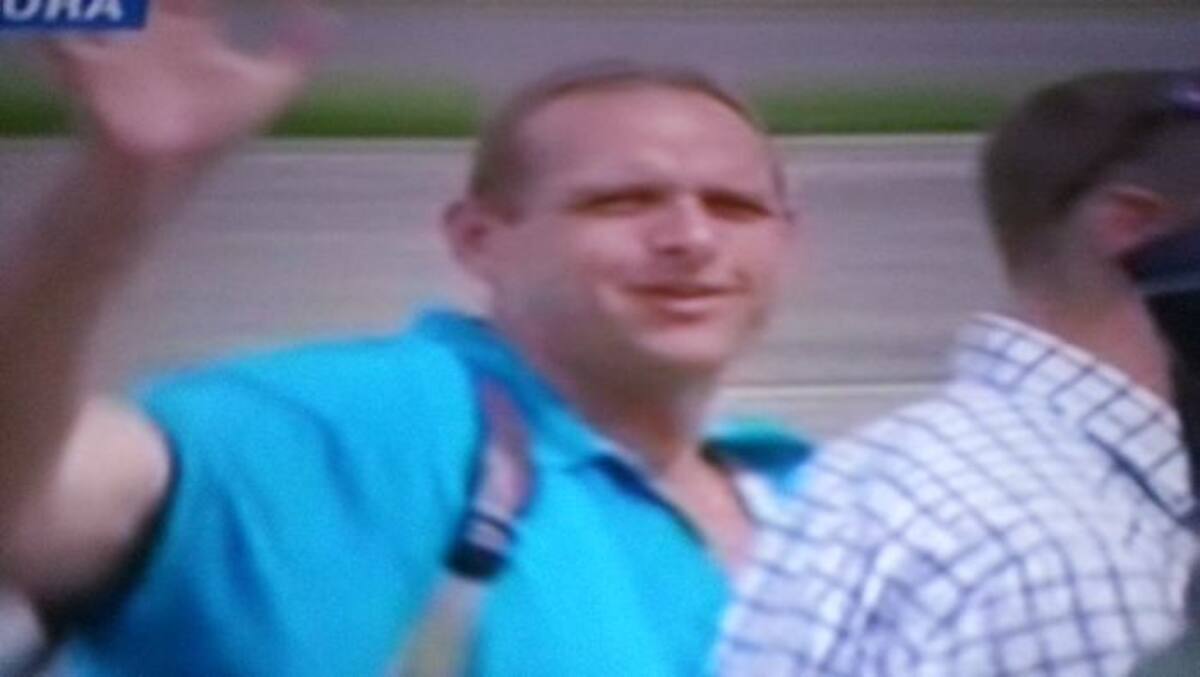 El canadiense saludando a las personas que se encontraban en el aeropuerto de Barrancabermeja.