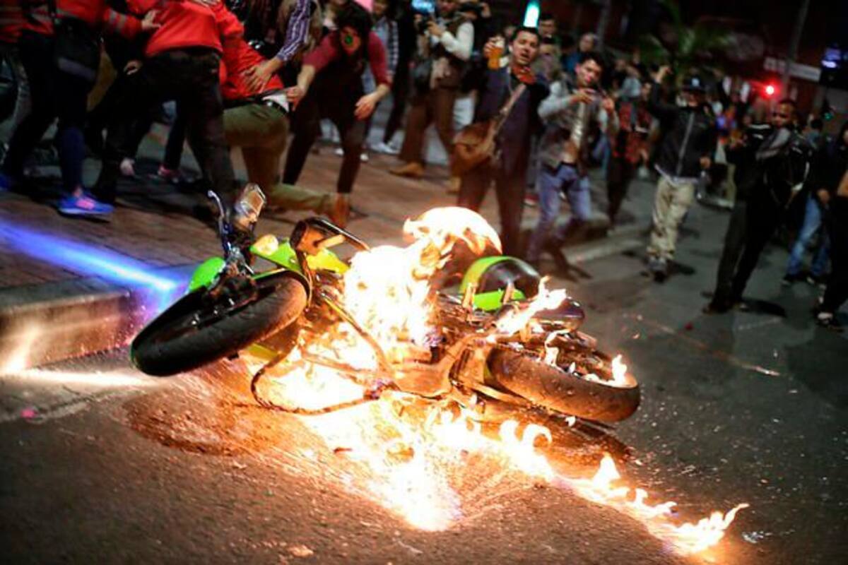 Queman moto de la Policía en medio de protestas en Bogotá