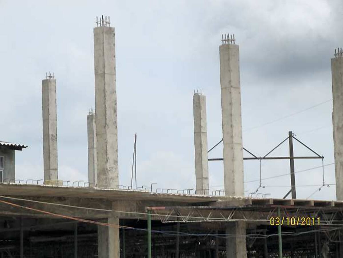Construcciones cercanas a las redes de alta y media tensión en La Castellana de Montería.