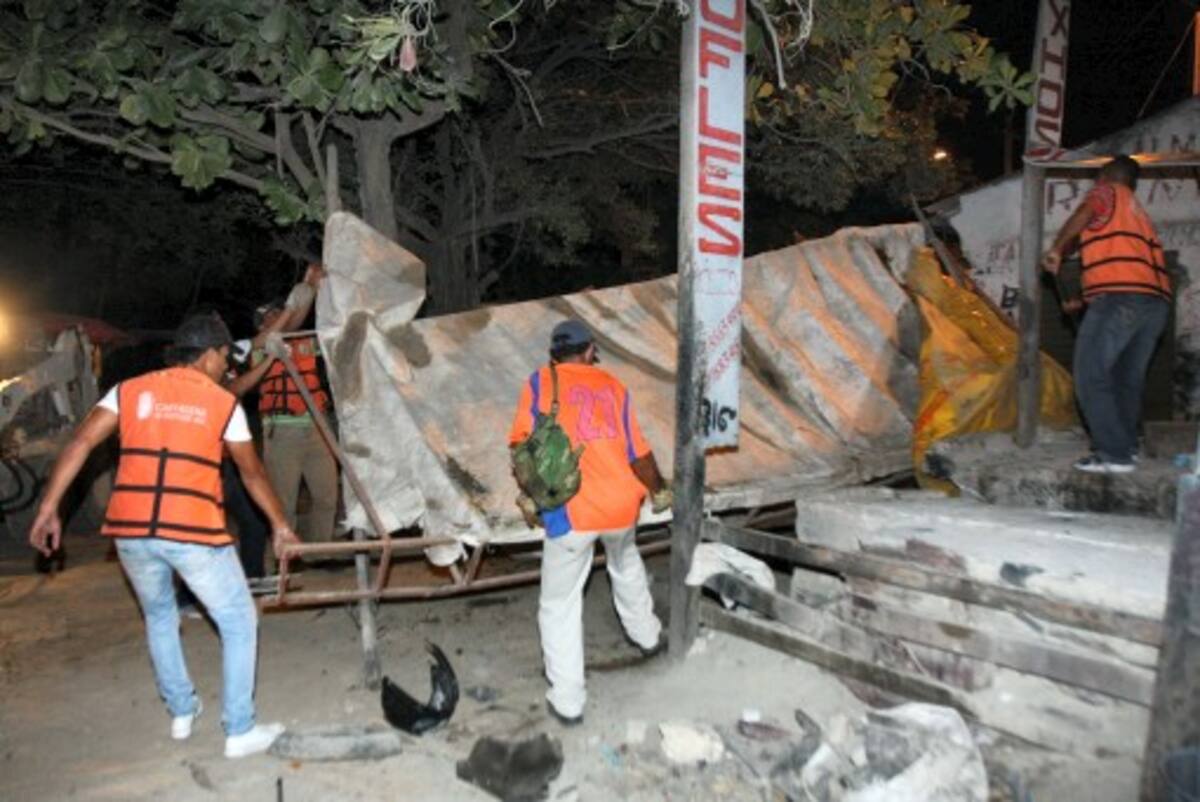 La diligencia de restitución se realizó a las 9 de la noche del lunes 23 de mayo. Fue necesaria la utilización de maquinaria pesada para la de-molición de rampas y estructuras que interferían en el trazado del tramo 5B de Transcaribe. AROLDO MESTRE - EL UNIVERSAL