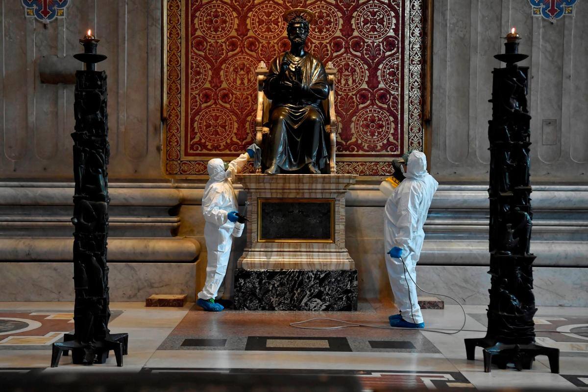 Para hacer la limpieza debían ser extremadamente cuidadosos para no dañar las obras de arte. Foto//EFE.