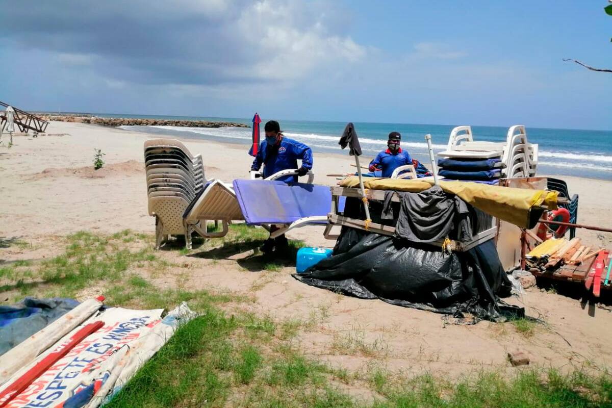 Retiran mobiliario de playas para iniciar organización de plan piloto
