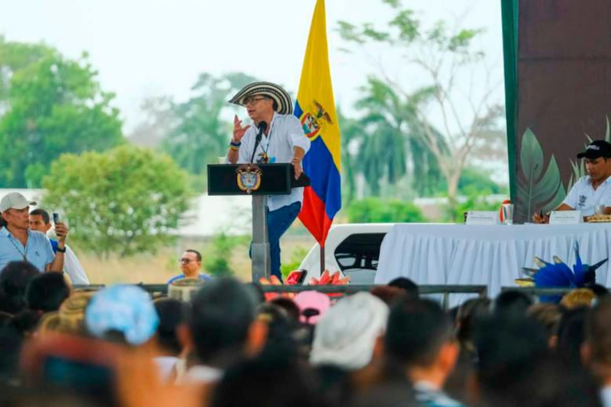 Petro se fue contra ‘Iván Mordisco’: “Traqueto vestido de revolucionario”