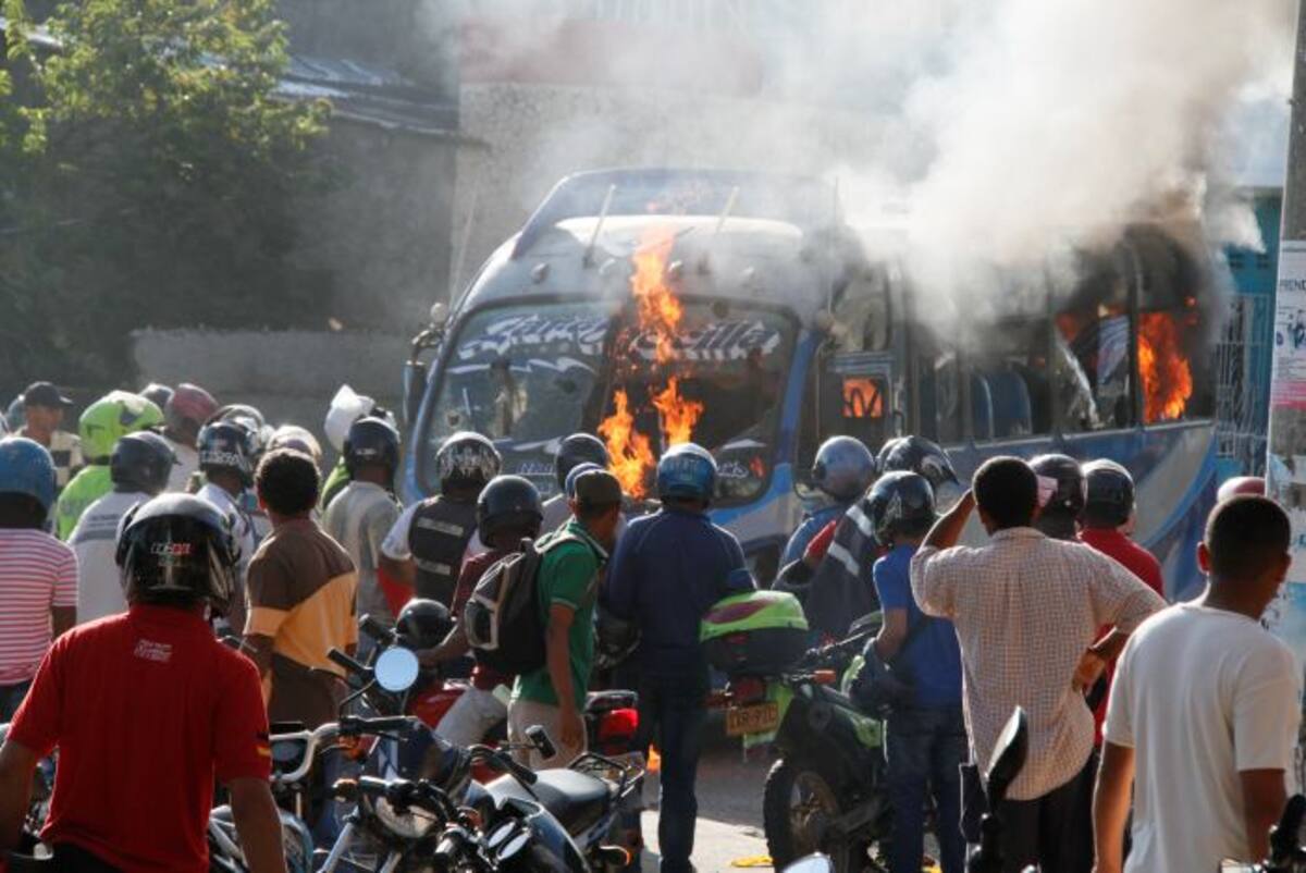 Allegados a las víctimas y vecinos del sector quemaron la buseta.