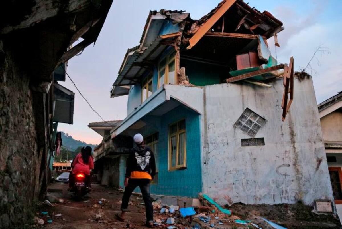 El terremoto fuerte y poco profundo derribó edificios y paredes en la isla principal densamente poblada de Java Occidental.