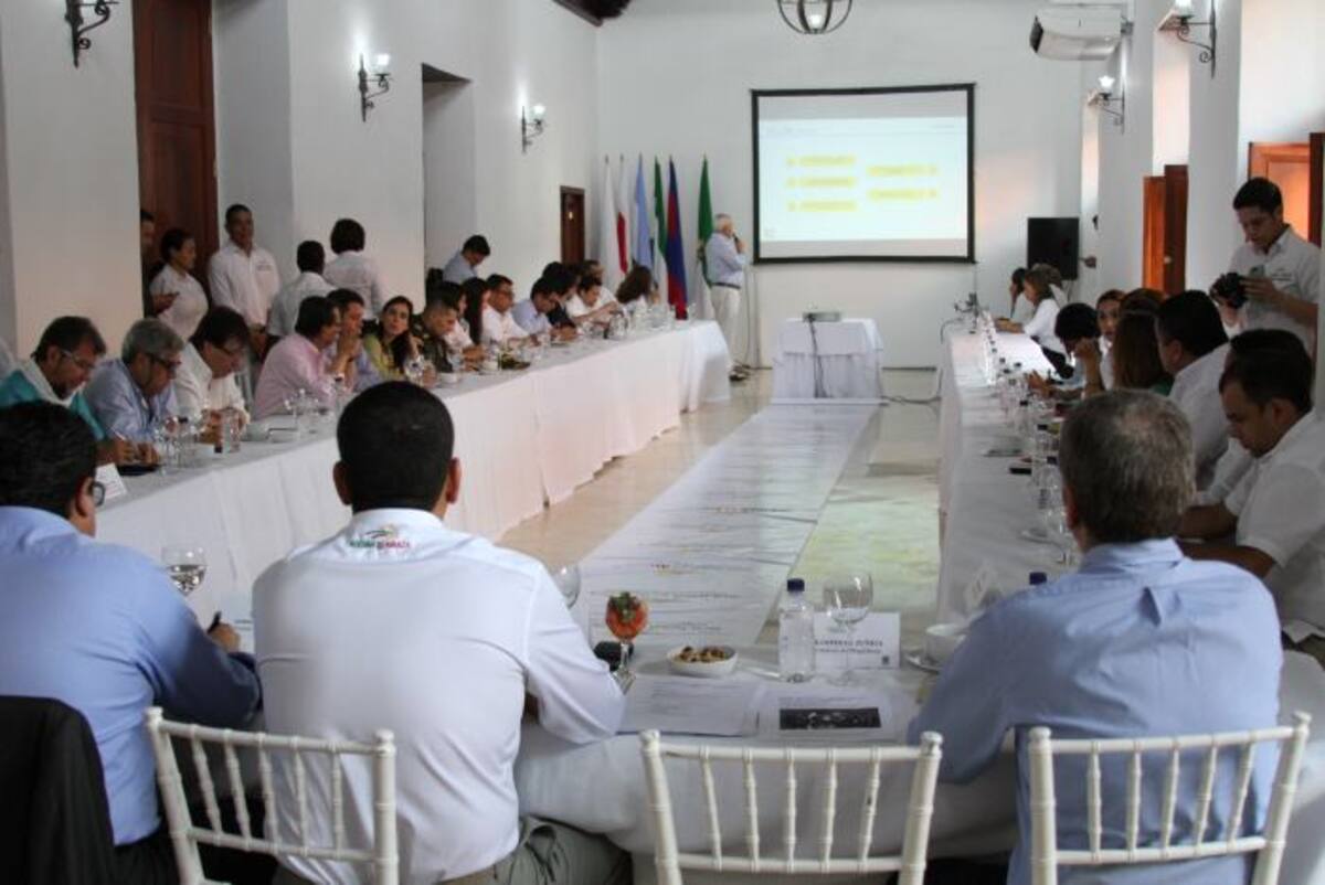 Los gobernadores de la Región Caribe en la reunión de trabajo con el Ministro de Minas Germán Arce. ÓSCAR DÍAZ