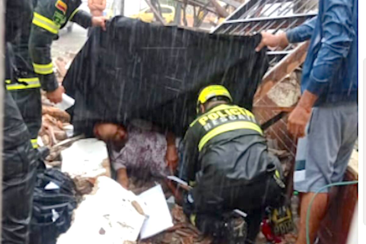 Colapsó vivienda y Policía rescató a una persona de los escombros