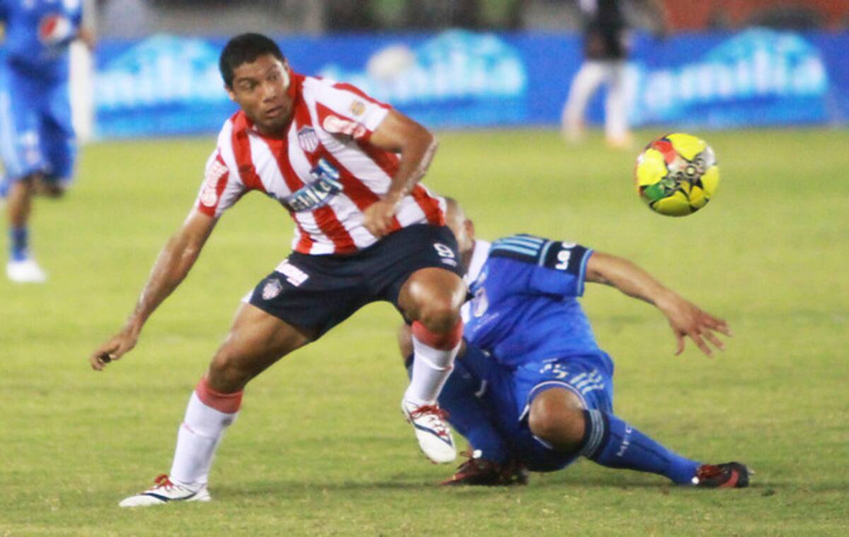Junior y Millonarios dividieron honores al empatar sin goles en el partido de ida por la semifinal de la Liga Postobón I. El partido se jugó en el estadio Roberto Meléndez de Barranquilla. COLPRENSA