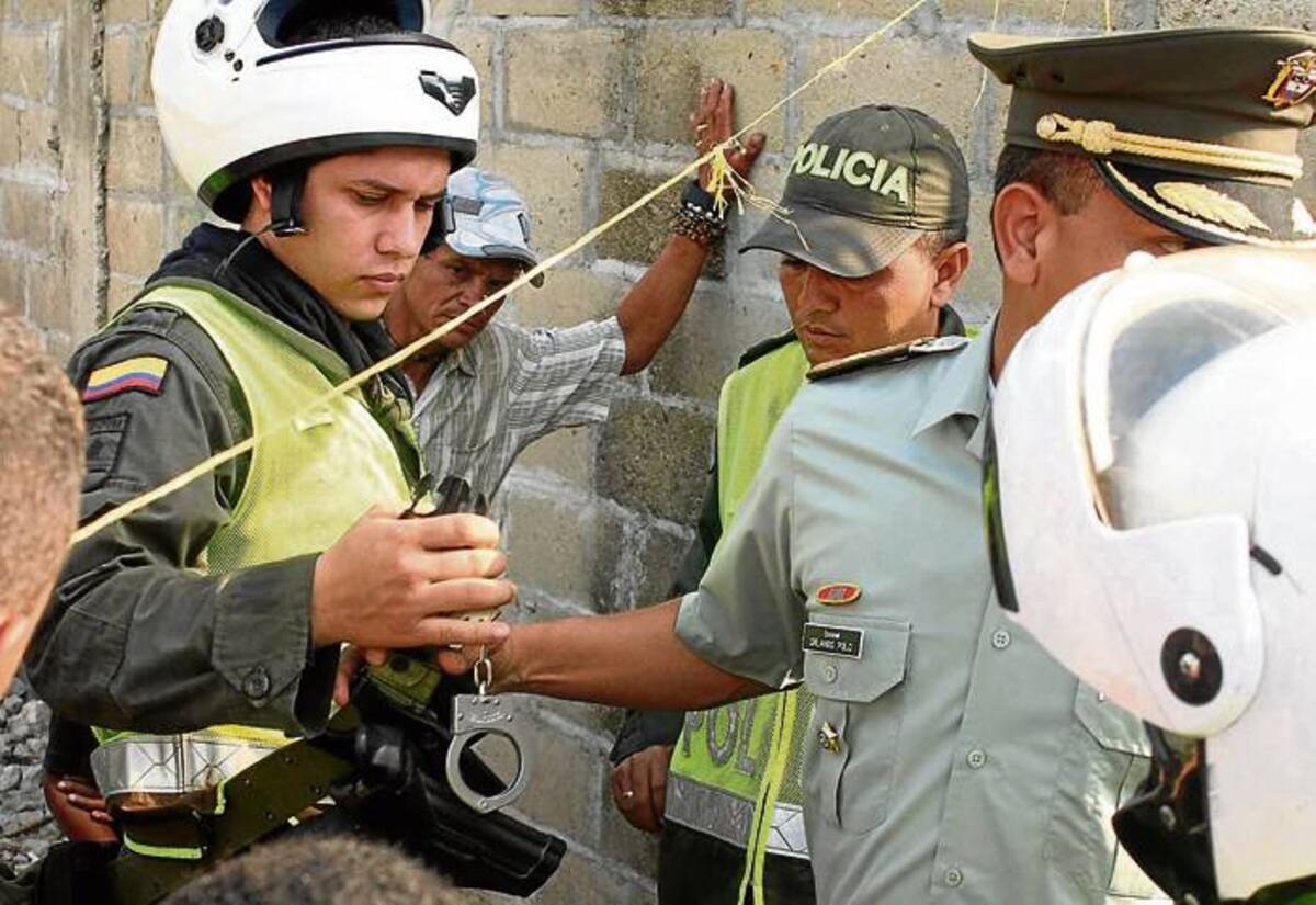 El Comandante de la Policía en Sucre, Coronel Orlando Polo Obispo, quitó el arma de dotación al patrullero involucrado.