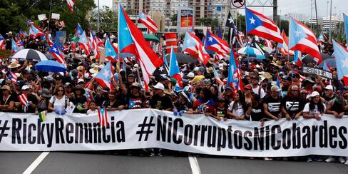 Puertorriqueños en Nueva York protestan a la espera de que Rosselló renuncie