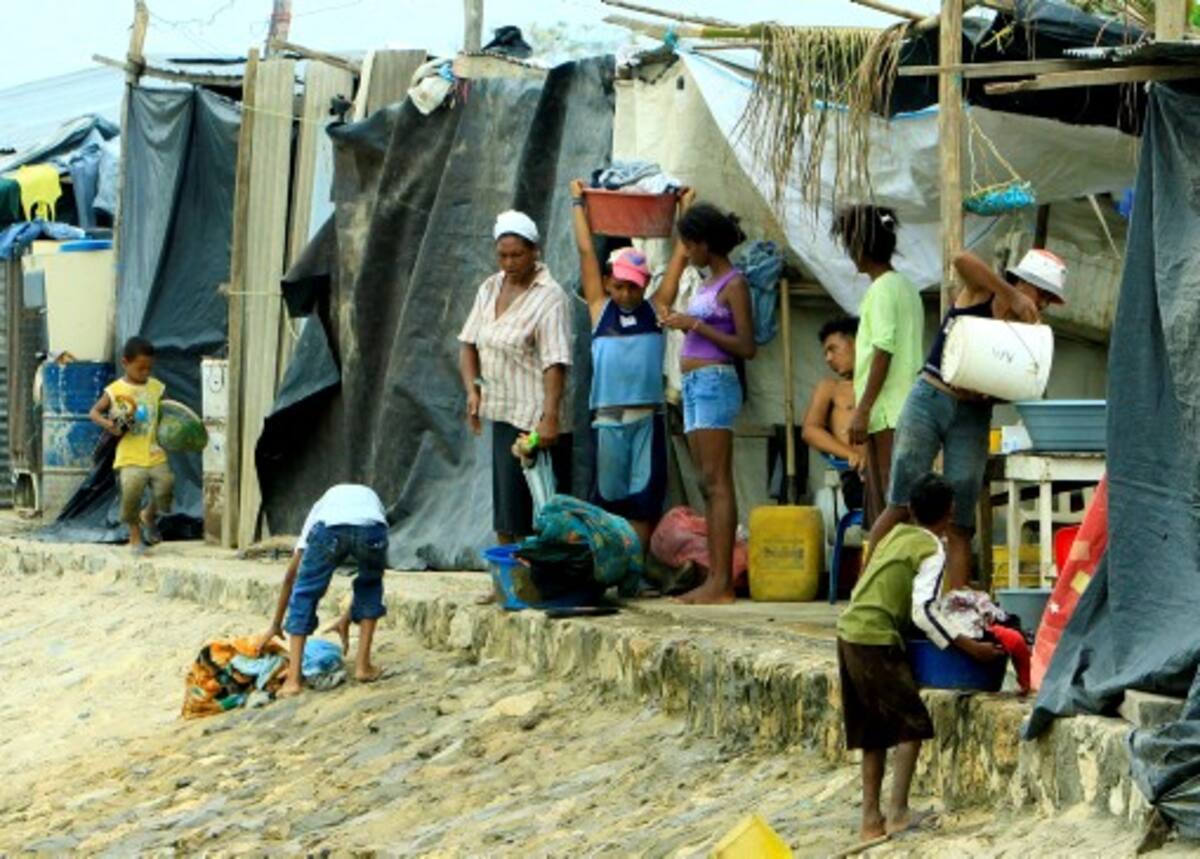 Cientos de familias de Santa Lucía, Atlántico, viven en cambuches que armaron con plásticos sobre un jarillón.