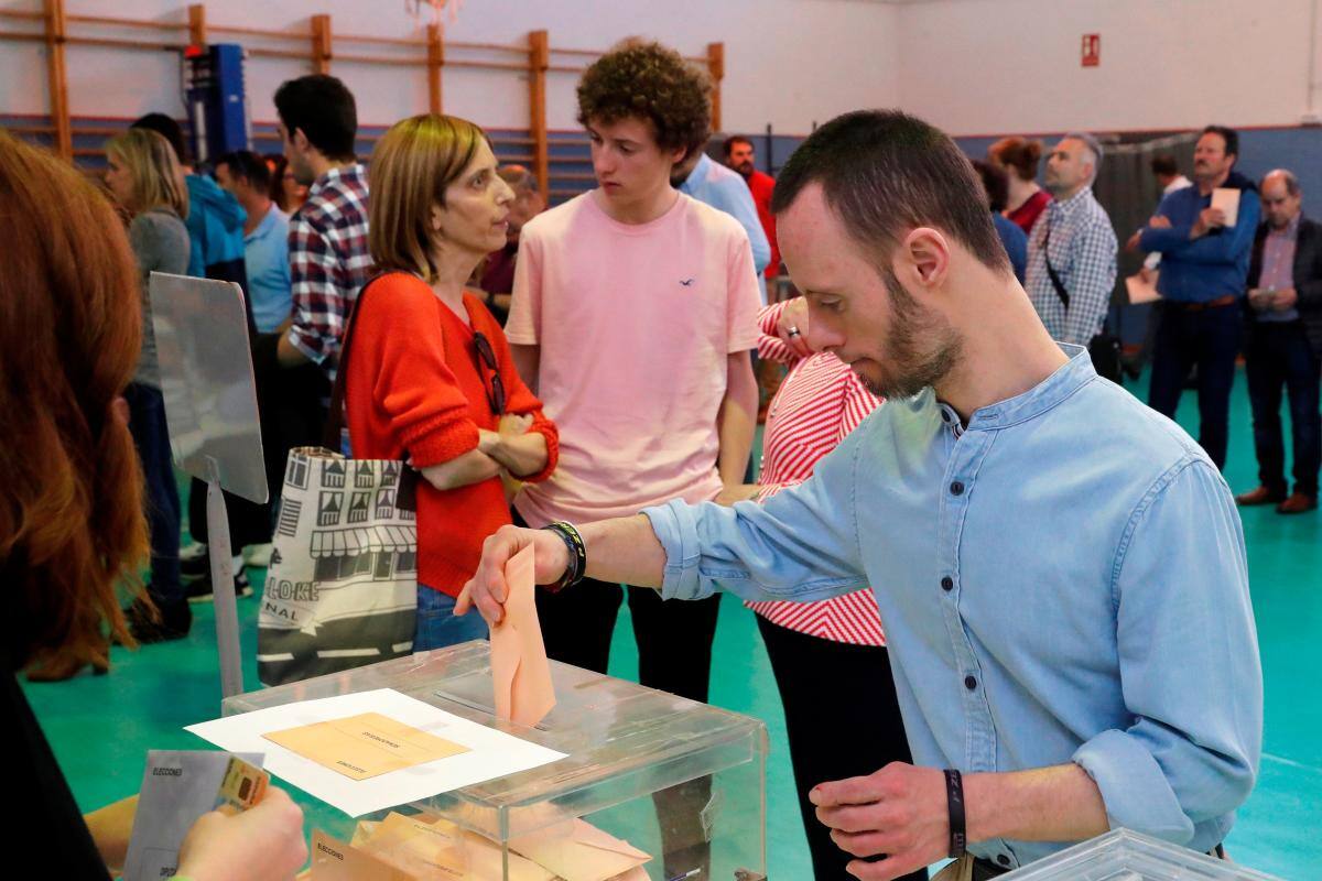 Una España dividida vota en sus terceras elecciones generales en cuatro años