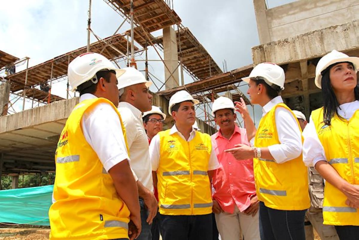 El gobernador Dumek Turbay Paz y la ministra Yaneth Giha, inspeccionaron las obras del megacolegio de Bellestas y anunciaron que el 20 de noviembre estará listo. Cortesía