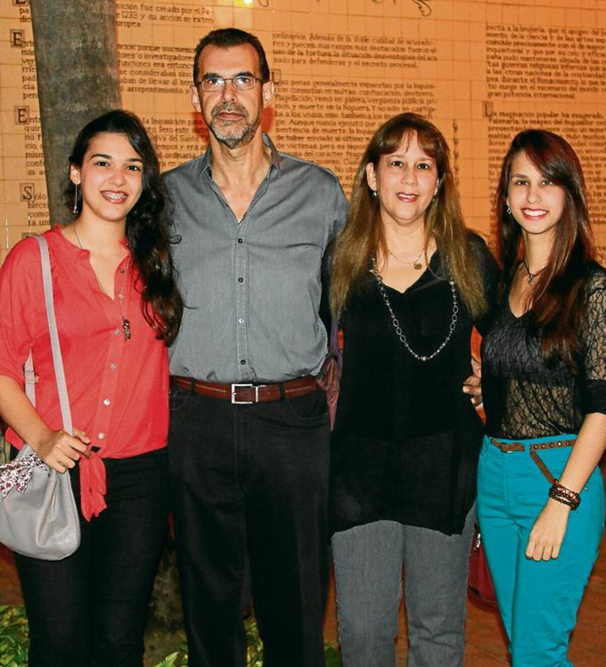 Luz Alejandra Magre, Alexander Magre, Adela Colorado y Monserrat Magre.