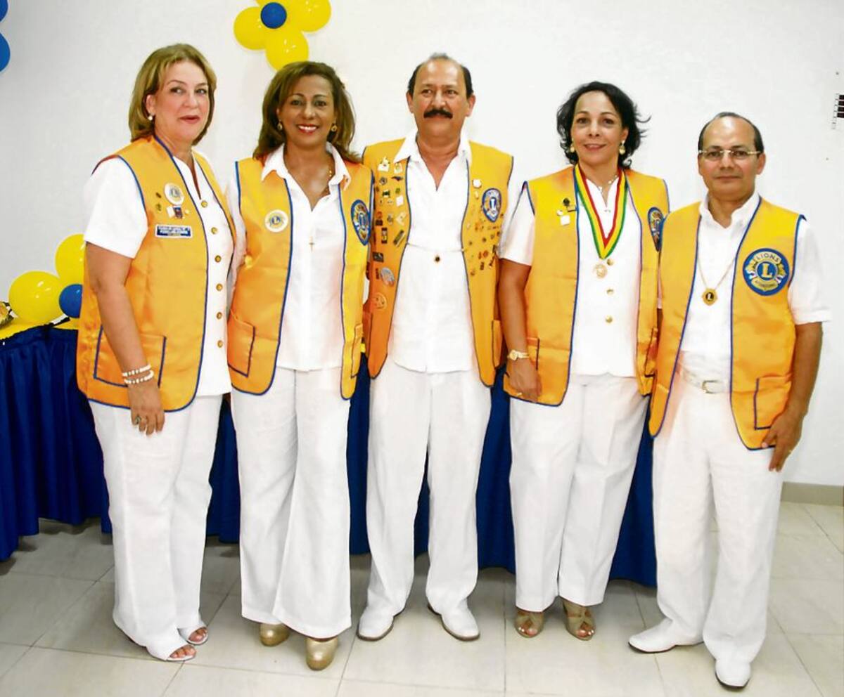Gloria Milanés, Esmeralda Herrera, Eduardo Daguer; Ada Berrío de Raad y el presidente del Club de Leones Cartagena de Indias Monarca, Miguel Raad.