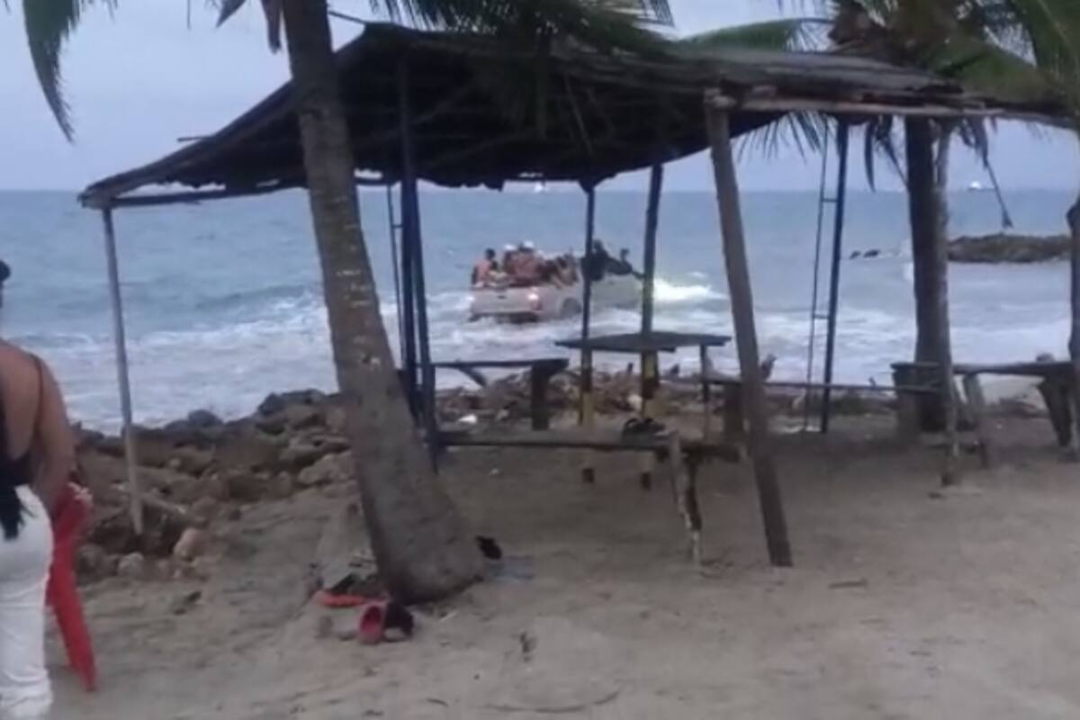 Camioneta dentro del mar puso en vilo a turistas de San Antero