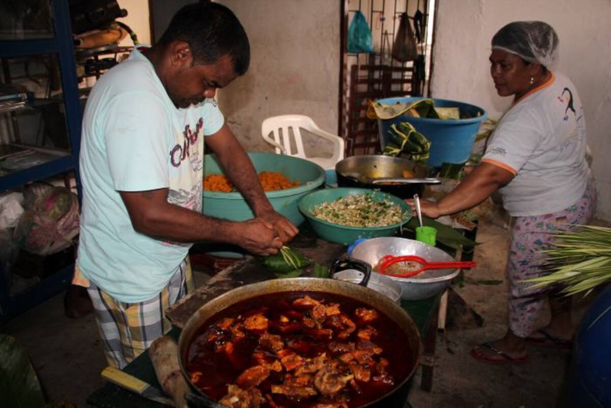 Ahora, el chico indio usa las manos para ayudar a Maludis (su esposa), en una microempresa de pasteles con la que enfrenta su nueva batalla. MANUEL SANTIAGO PÉREZ/EL UNIVERSAL/
