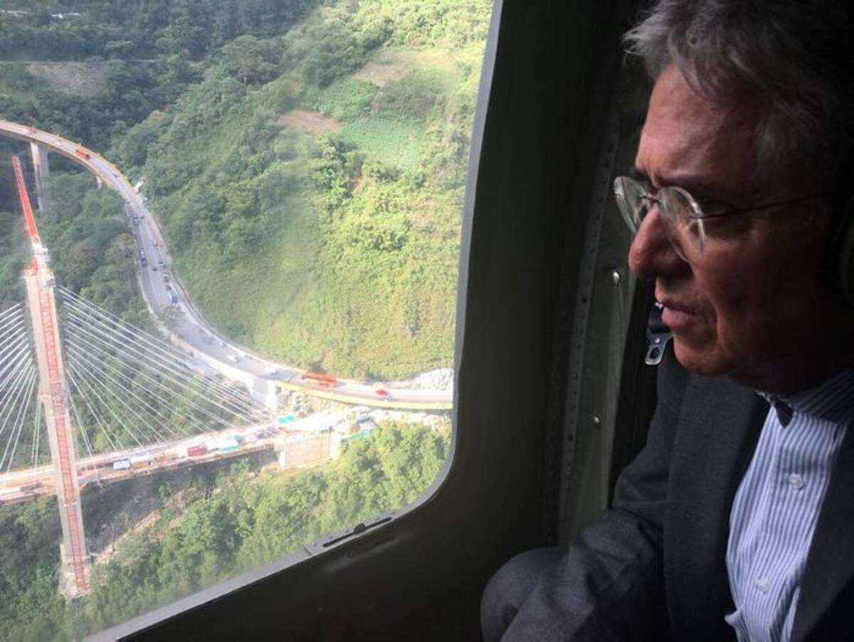 Ministro de Transporte, Germán Cardona, sobrevuela por la zona en donde colapsó el puente en la vía Bogotá- Villavicencio Colprensa.