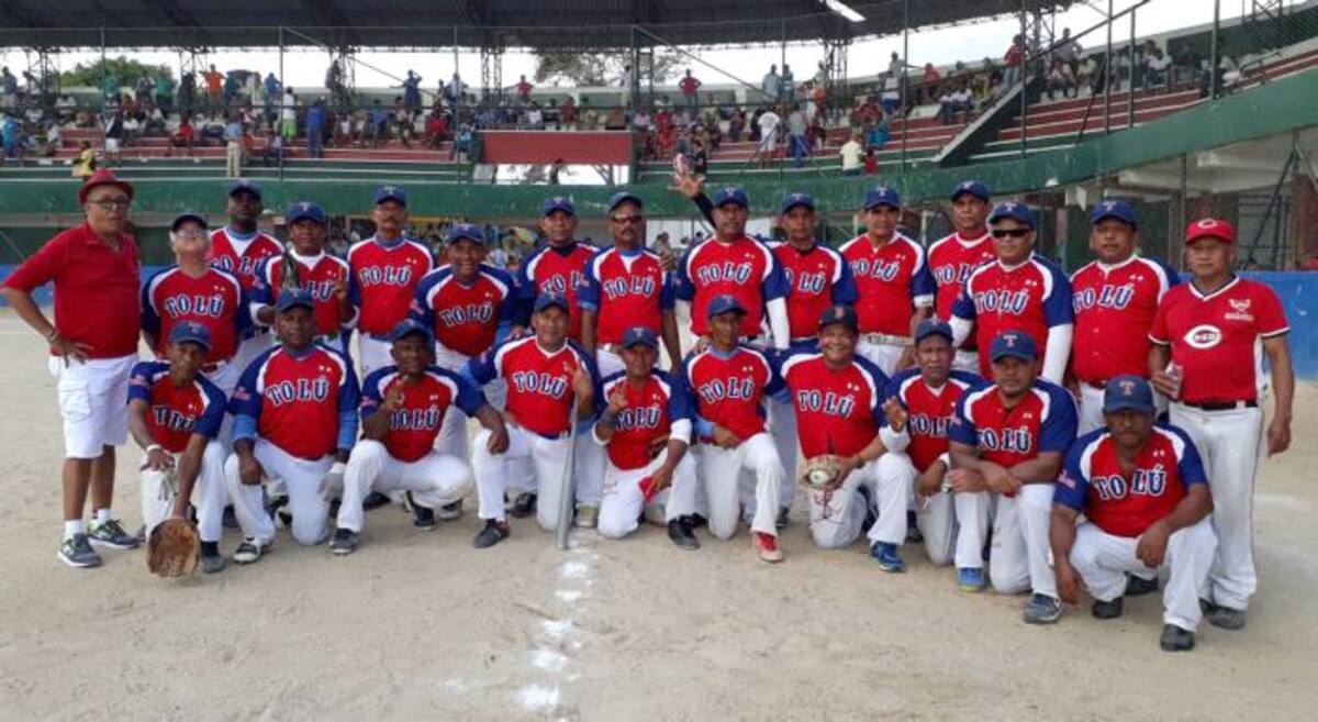 Equipo Gaitán con el trofeo de campeón del sóftbol de la categoría Plus 50.