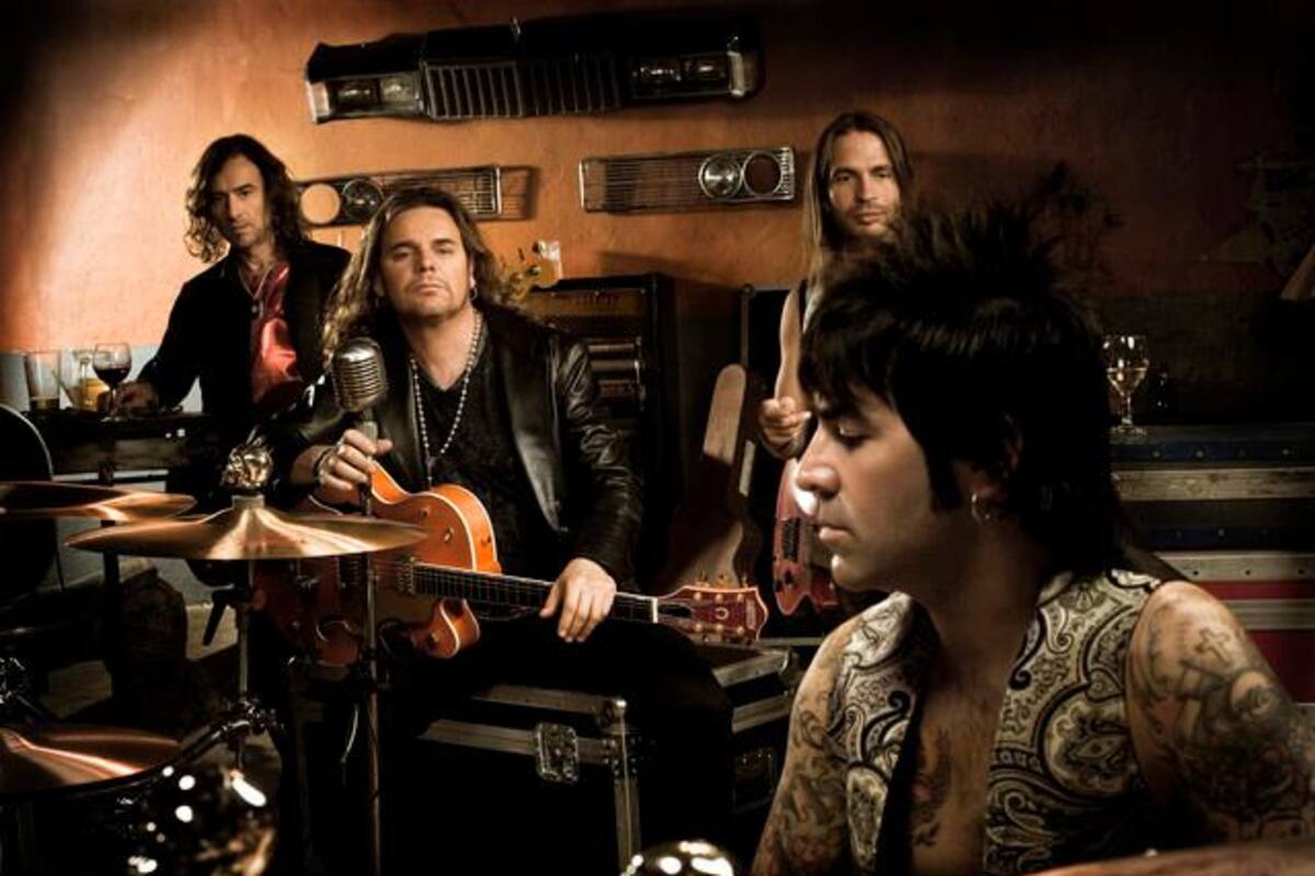 Video: a vocalista de Maná le tiraron brasier en pleno show y así reaccionó