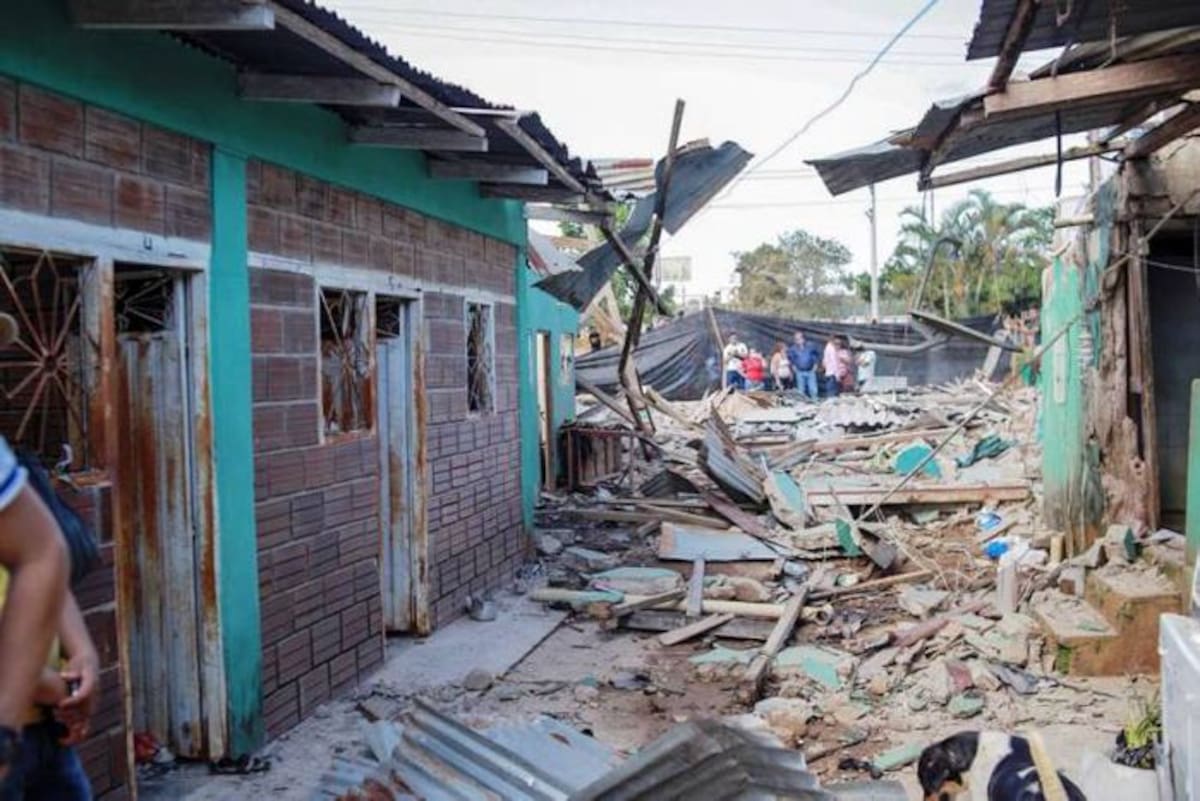 La estación de policía y varias casas resultaron afectadas tras el hostigamiento. Cortesía.
