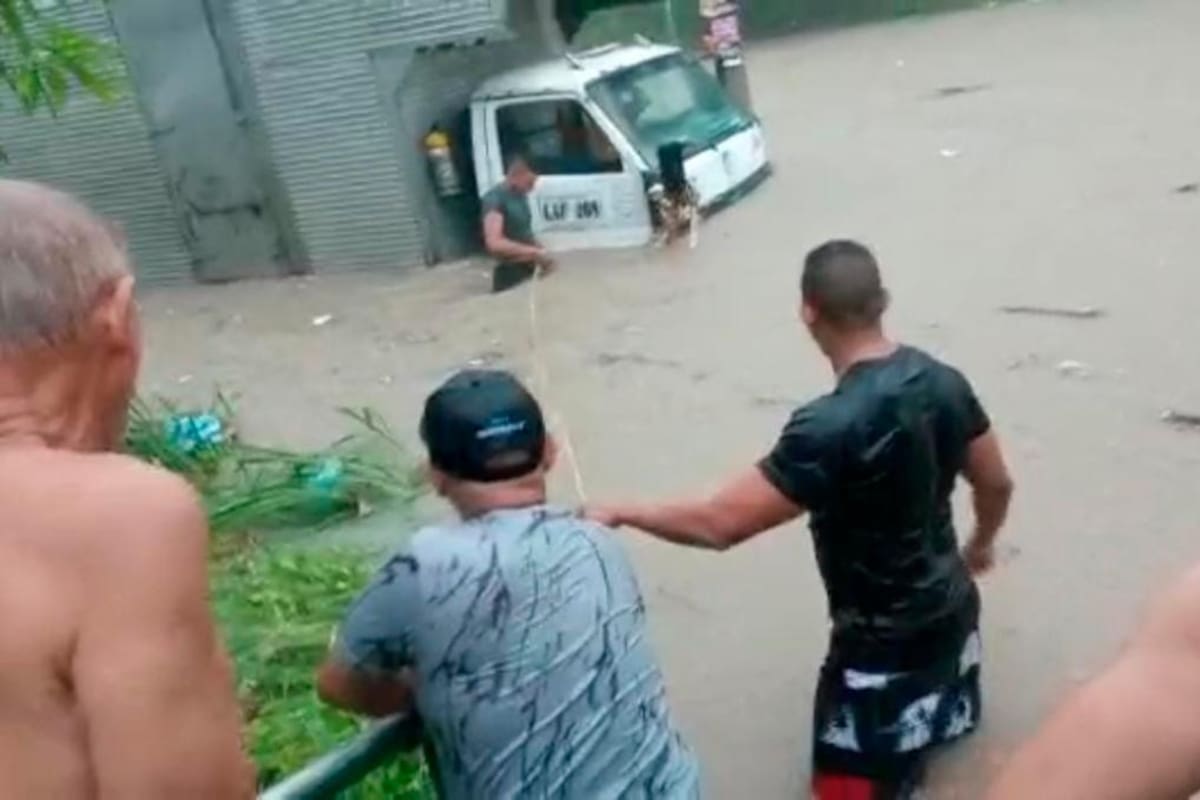 Inundaciones en Cartagena: camión queda atrapado en canal de El Campestre