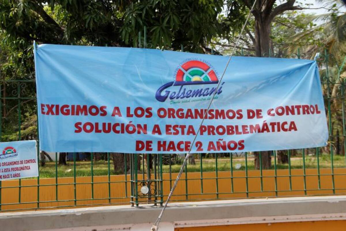 La petición la hacen los propietarios de los locales del Centro Comercial Getsemaní a través de pendones que colgaron en las rejas del parque. EL UNIVERSAL