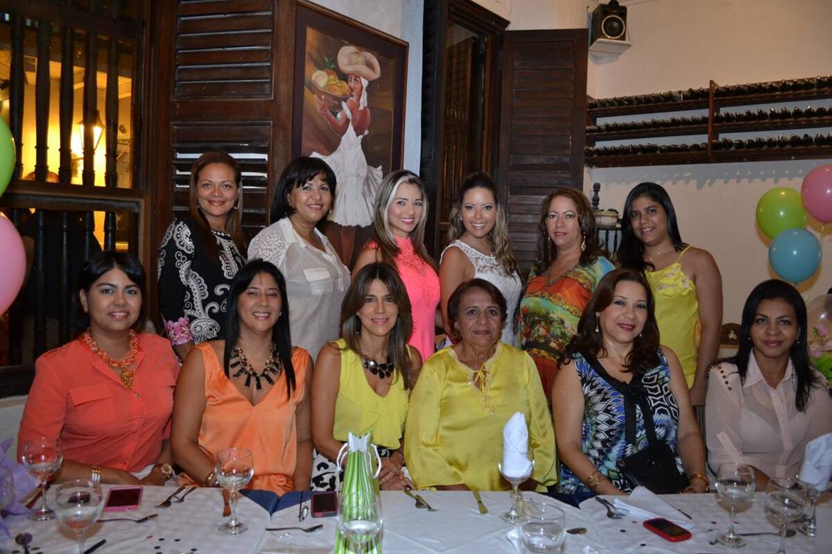 Aparecen de pie: Luz Dayra Torres, Marly Wilches, Lilibeth Sánchez; la agasajada, Carolina Jiménez; Paulina Jiménez y Saray Mattos; sentadas: Adriana Trucco, Eunice Jiménez, Bertina Muñoz, Mochy Del Portillo, Vicky Segovia y Yolima Escamilla.