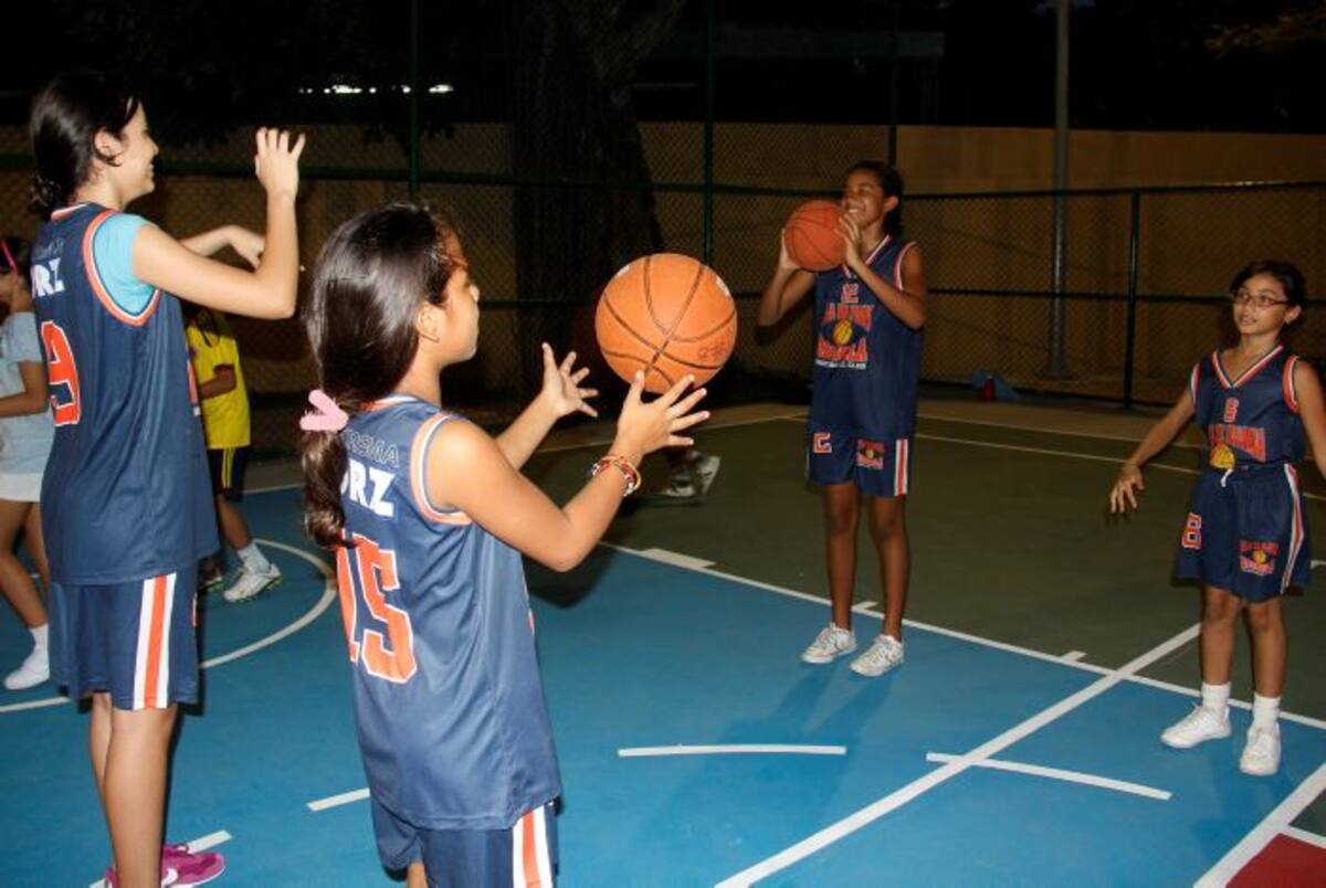 Deportistas y entrenadores hacen parte de la Escuela de baloncesto Isla de Manga. Kailline Giraldo-El Universal
