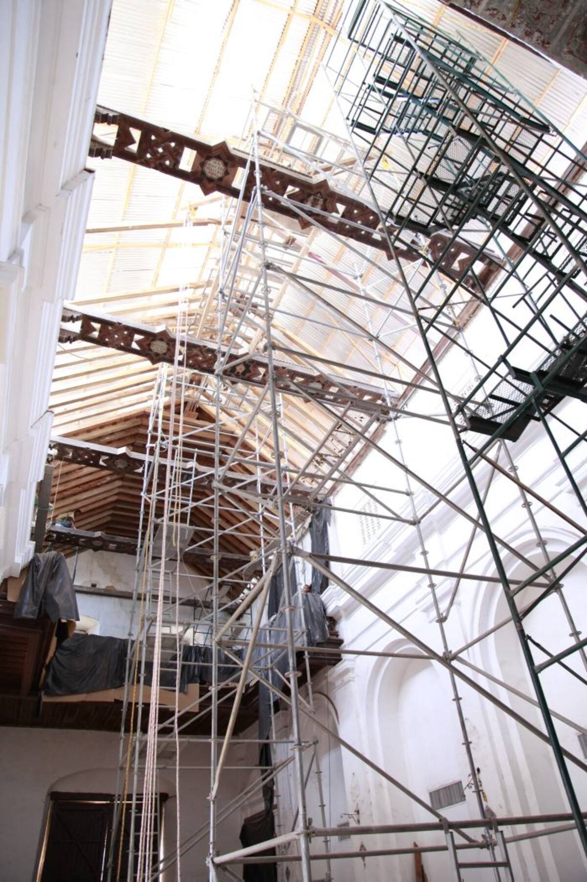 Uno de los trabajos que se está haciendo en la iglesia Santo Toribio es el enmaderado del techo. AROLDO MESTRE