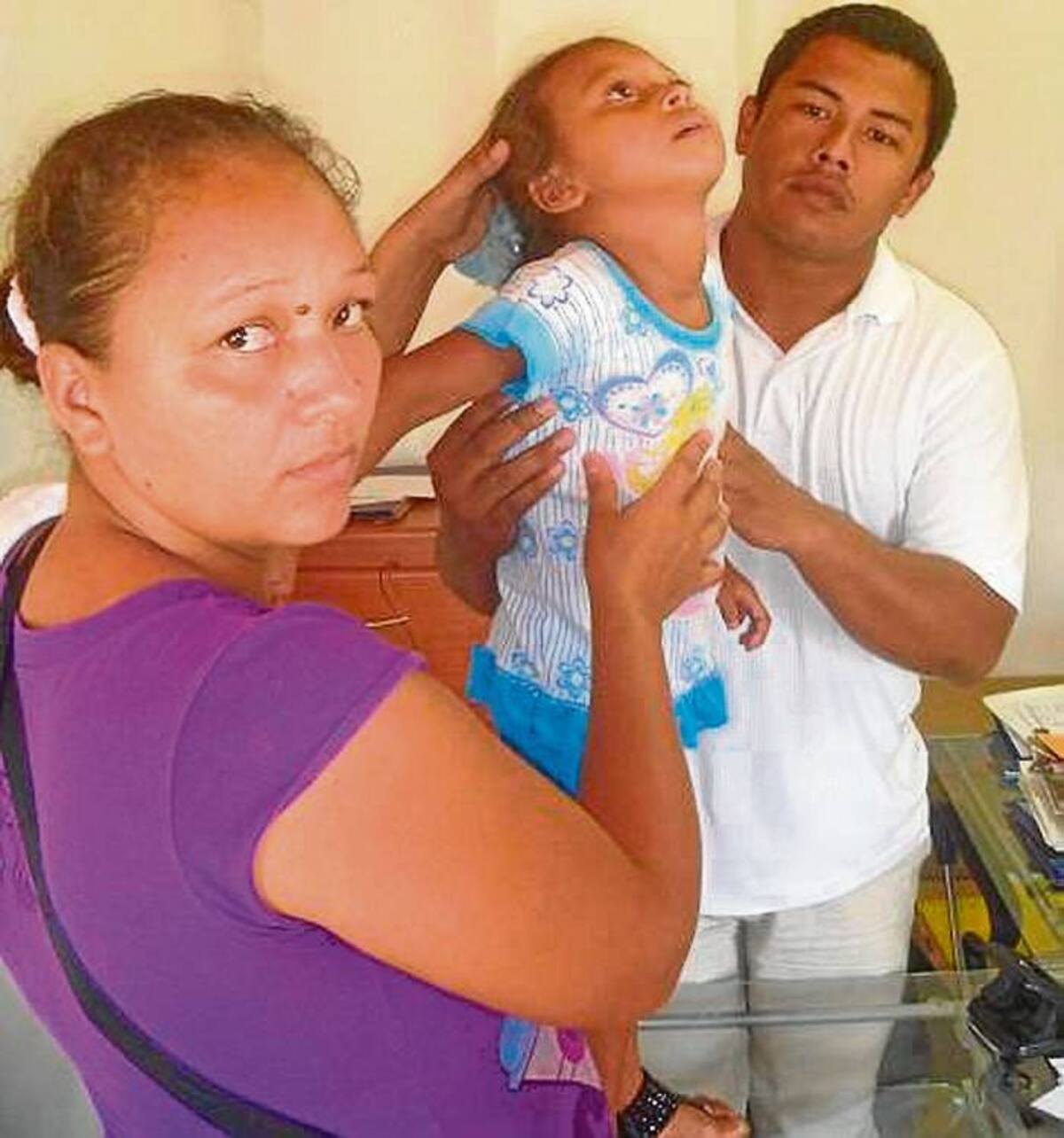 La pequeña Sandy en compañía de su mamá y el Coordinador de Salud de Buenavista; José Alfonso Montes.