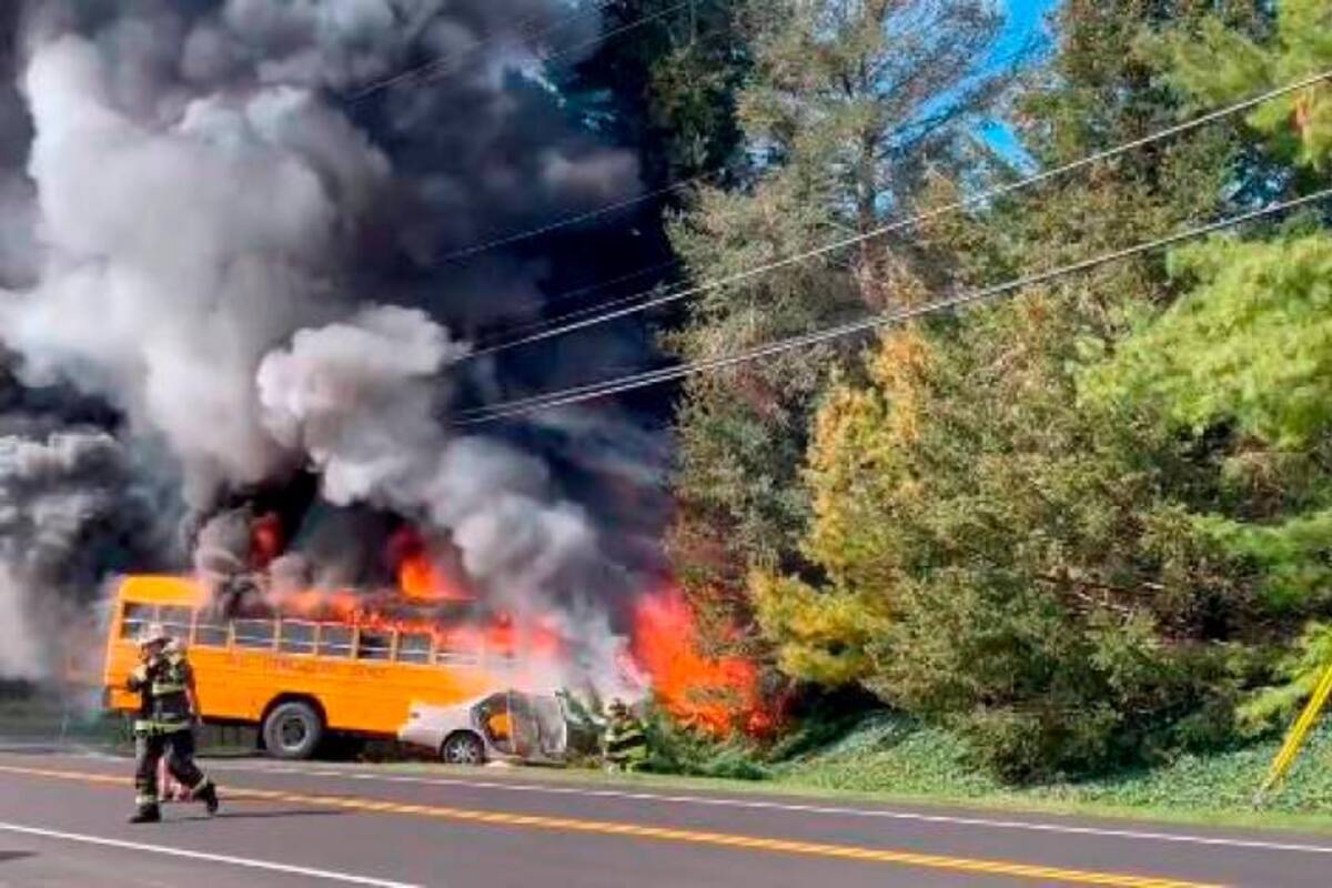 Video: bus escolar con 22 niños se incendió tras estrellarse contra un carro