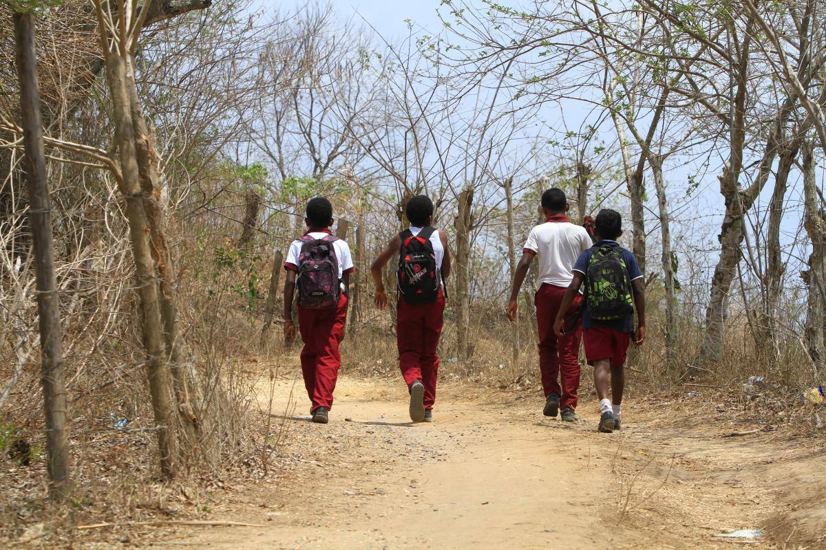 Niños caminan un kilómetro para alcanzar la ruta escolar