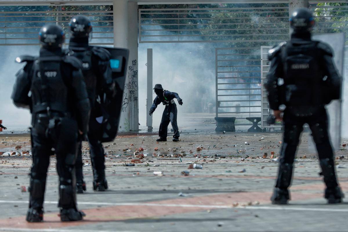 Encapuchados hieren a antidisturbios en la Universidad Nacional: está grave