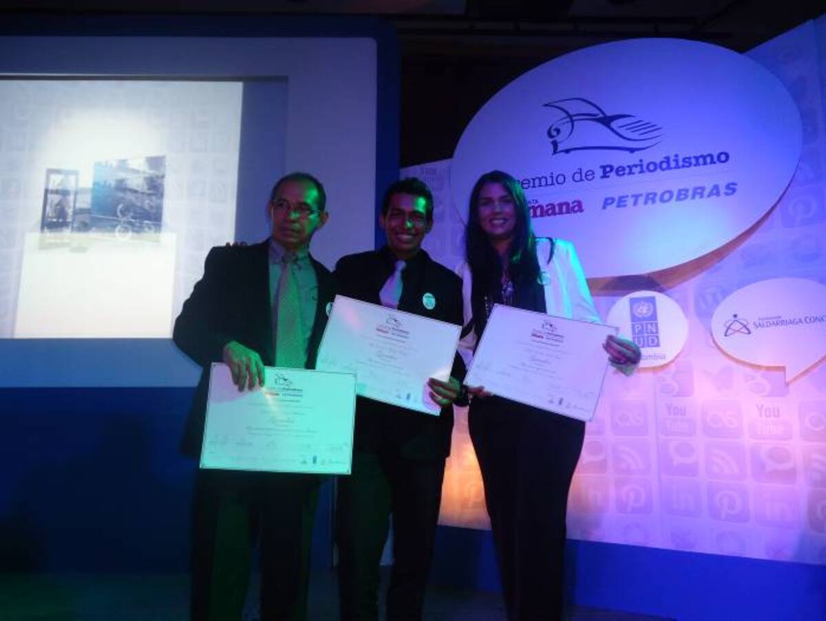 Entrega del premio Semana Petrobras: aparecen, de izquierda a derecha, Jaime Pérez, fotógrafo del periódico El Colombiano; Luis Mestra y Martha Amor, de la Universidad de Cartagena. CORTESÍA
