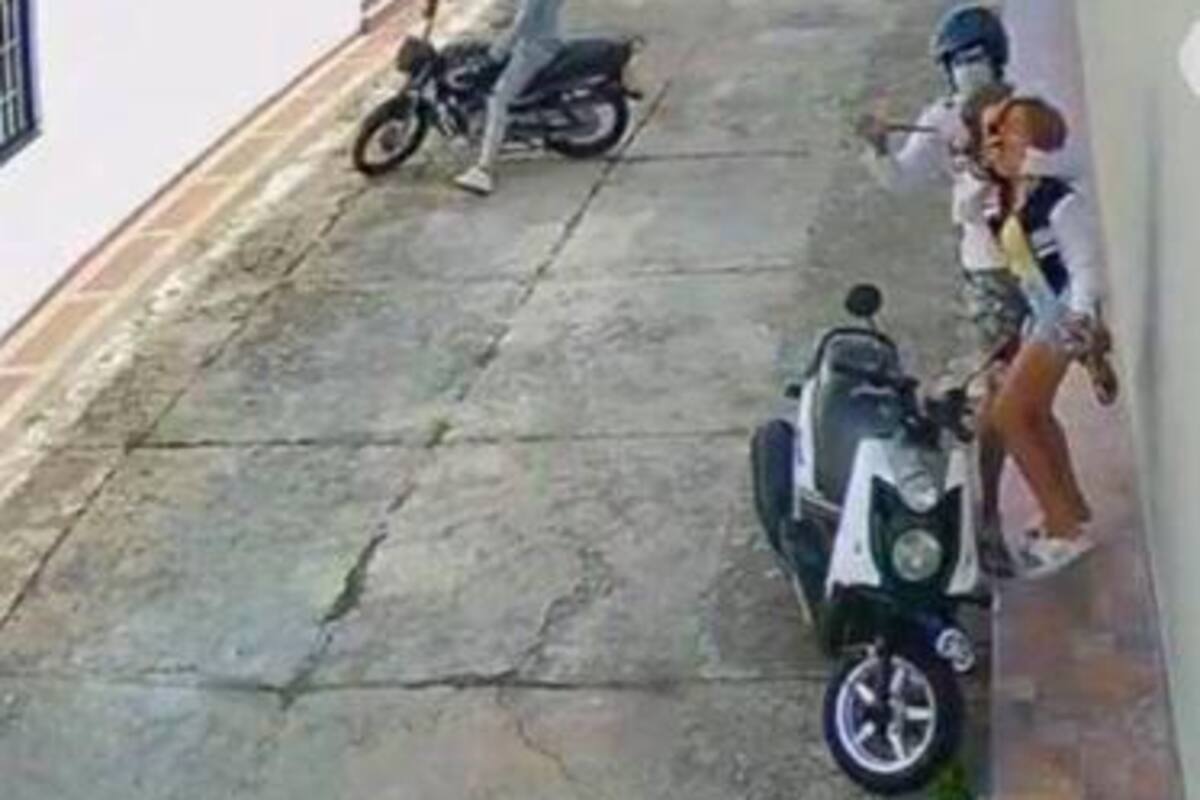 Video: Así le roban el celular a una joven que esperaba en su moto