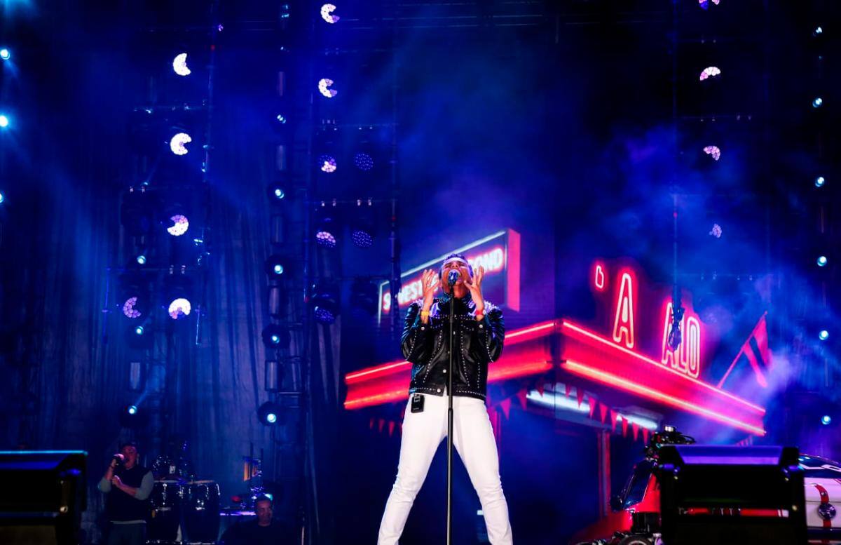 El cantante colombiano Silvestre Dangond durante su concierto en Bogotá. //Fotos: EFE y redes sociales.
