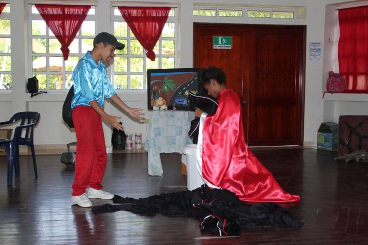 Rodnny menco (13 años) y Angie Ramos (15 años) del Centro Aluna, escenifican hoy “Caperucita Rojas (historia no autorizada”) en el Festival de Teatro Especial. Cortesía.