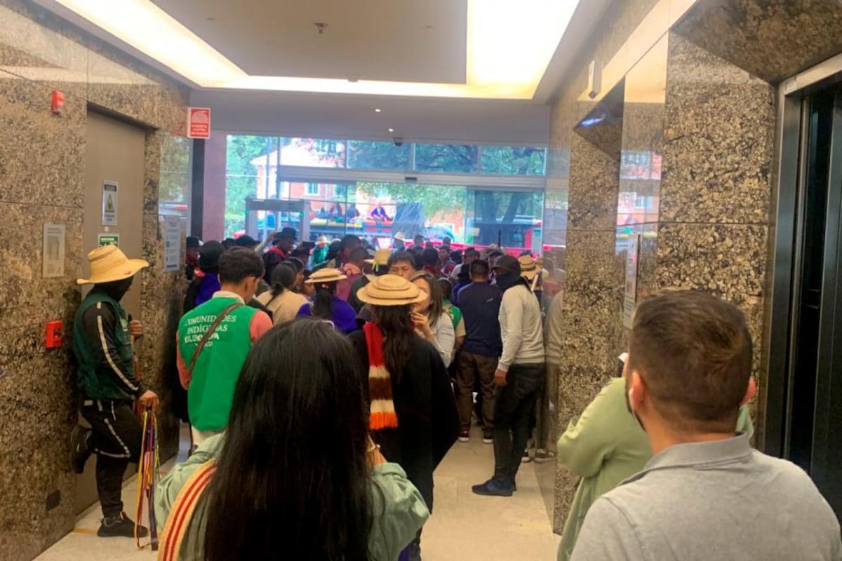 Vicky Dávila denuncia que manifestantes entraron a la fuerza a Semana